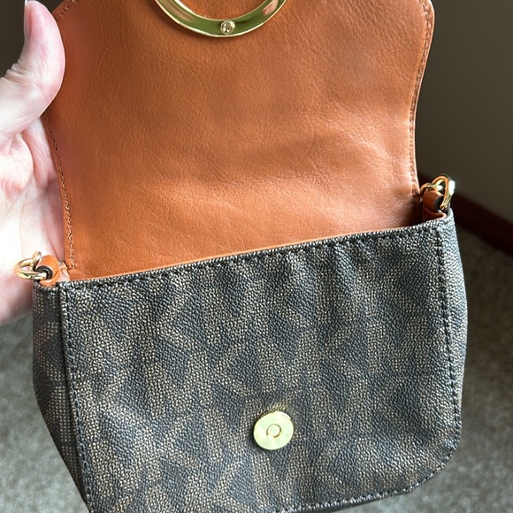 Michael Kors small crossbody signature bag in brown with gold tone hardware EUC - Picture 8 of 12